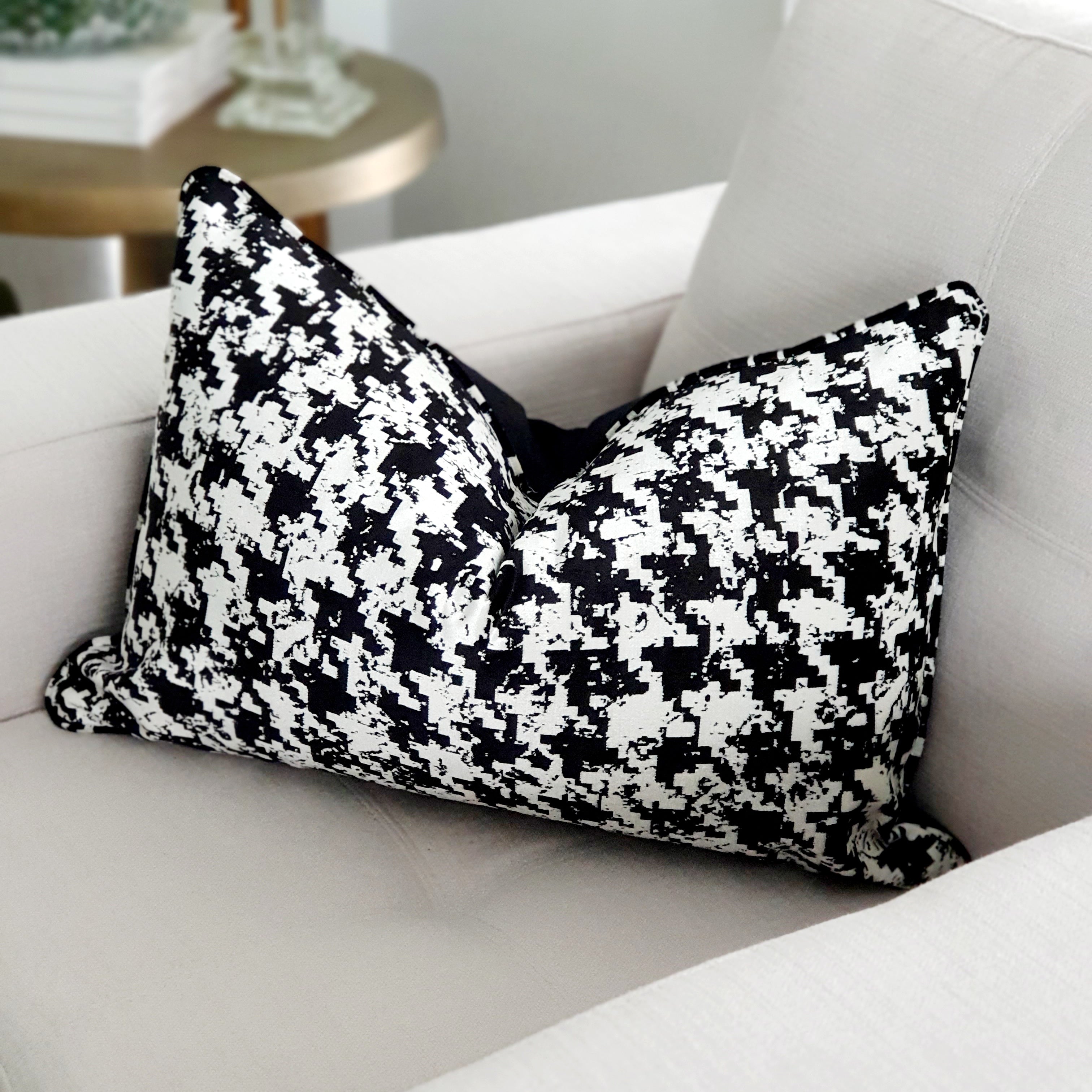 Lè Lux Obsidian Houndstooth Cushion